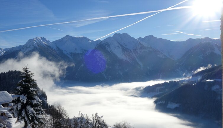 stuls nebel ueber st leonhard in passeier dahinter sarntaler alpen winter fr