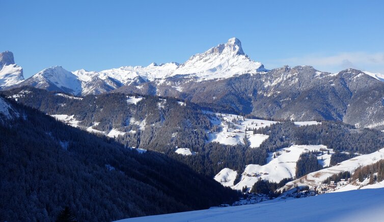 winter la val wengen und dahinter peitlerkofel