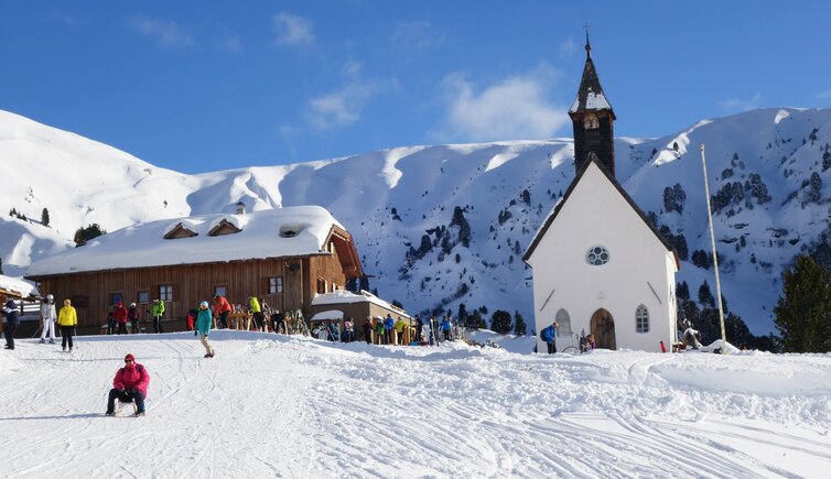 winter bei schutzhaus zallinger skipiste seiseralm