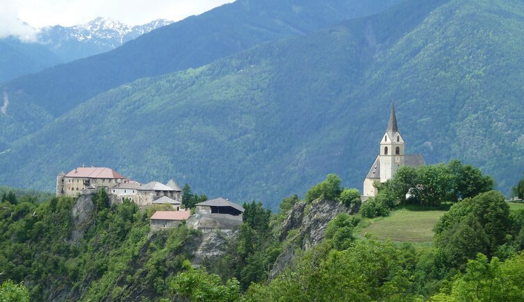 blick auf rodeneck vill kirche und schloss rodenegg