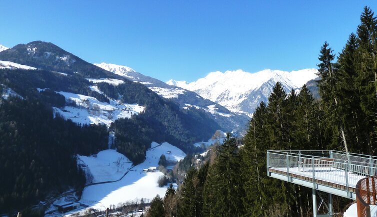 christl bei st leonhard passeier winter und blick richtung hinterpasseier