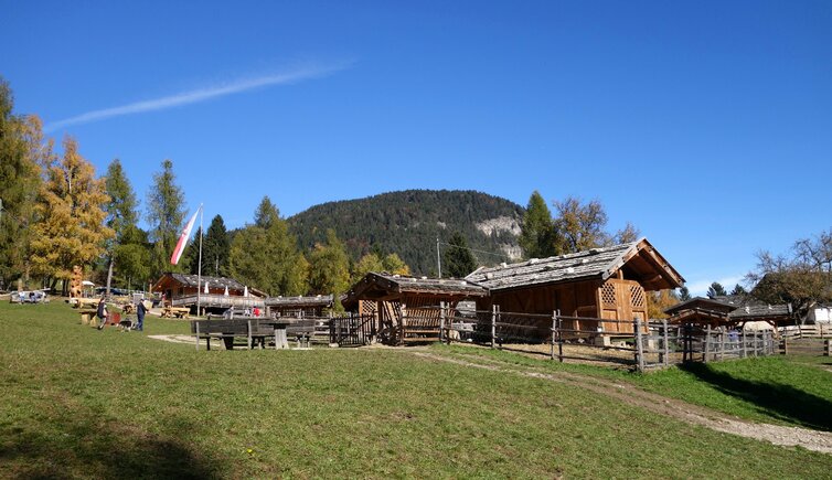 Rainguthof Gfrill Tisens Uebersicht Jausenstation