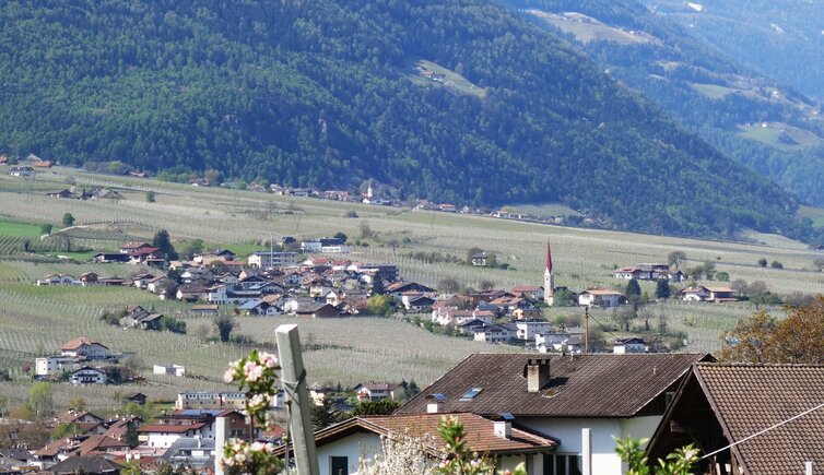 naturns fruehling aussicht nach tschirland