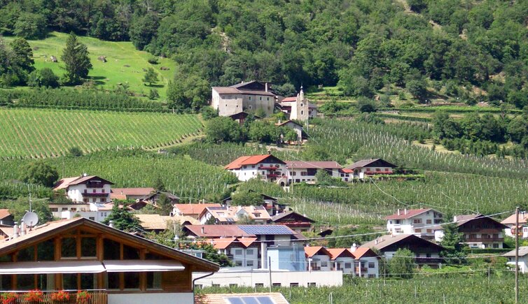 tschars ortschaft galsaun mit ansitz kasten