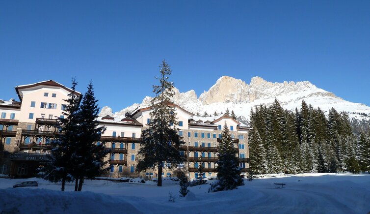 karersee dorf mit grand hotel winter