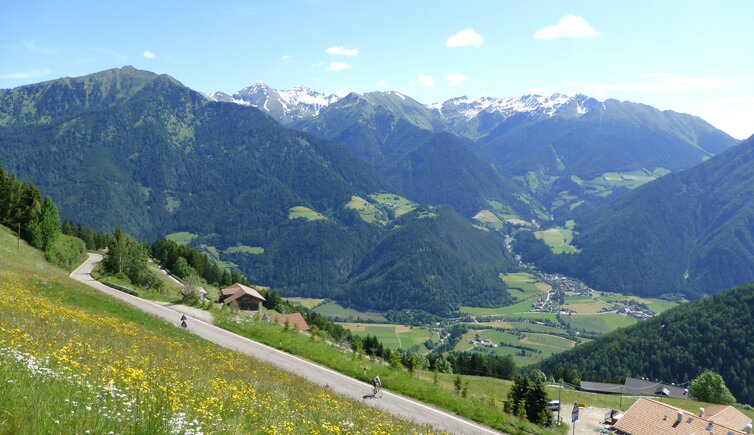 ortschaft egg dosso bei freienfeld penserjoch strasse radfahrer dahinter wipptal mit mauls