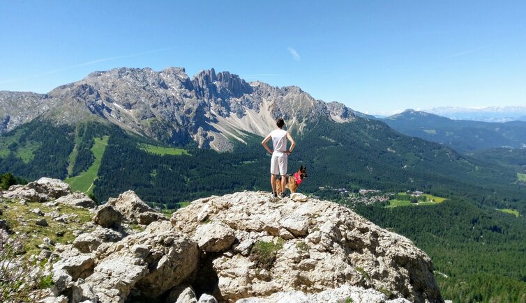 Arrivo in cima alla salita sul sentiero con vista sulla Valle di Tires Val d Ega e Nova Levante