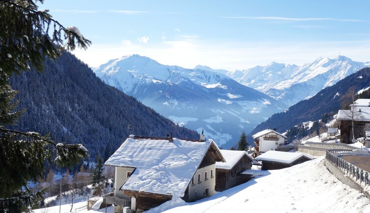 winter in walten weiler bach blick richtung texelgruppe