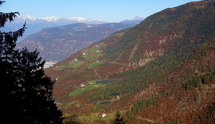 herbst aussicht auf bergdorf weiler seit