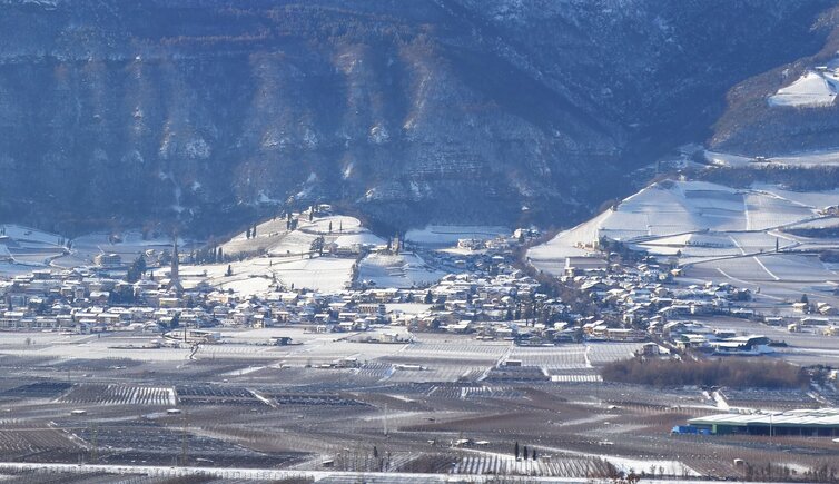 blick auf tramin winter dahinter roen 