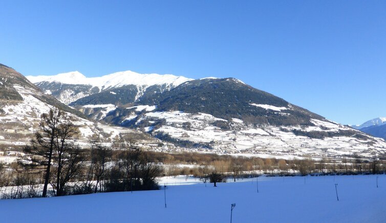 schluderns winter mit churburg dahinter eingang matsch