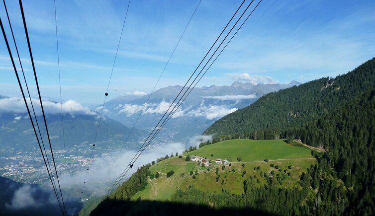 meran bergbahn nebelwolken ueber meranerland