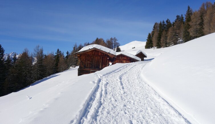 huetten unterhalb der weizgruber alm winterlandschaft