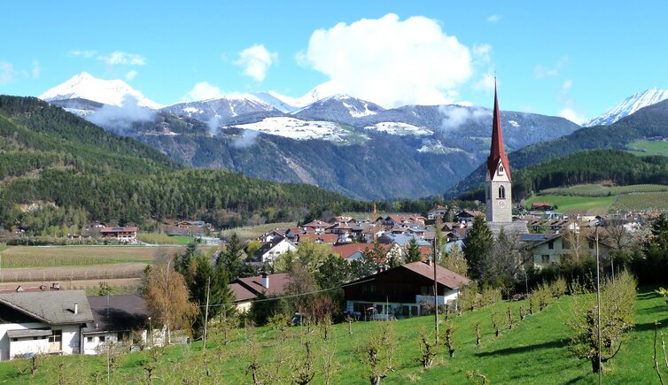 schabs im april dahinter pfunderer berge mit schnee