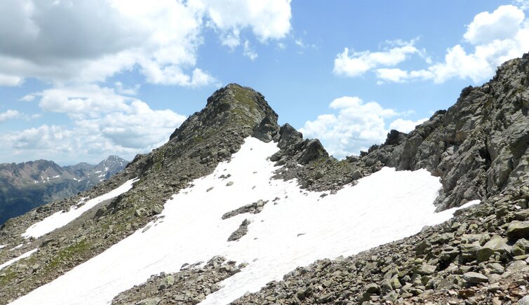 schneefelder unter dem sarner weisshorn
