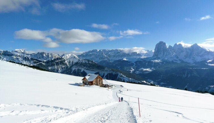 rifugio resciesa raschoetz huette winter dahinter sella und langkofel