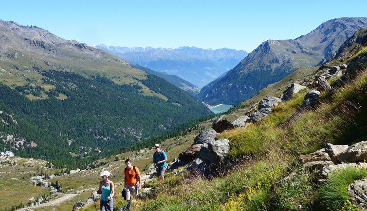 wanderer aufstieg zur marteller huette darunter zufrittsee