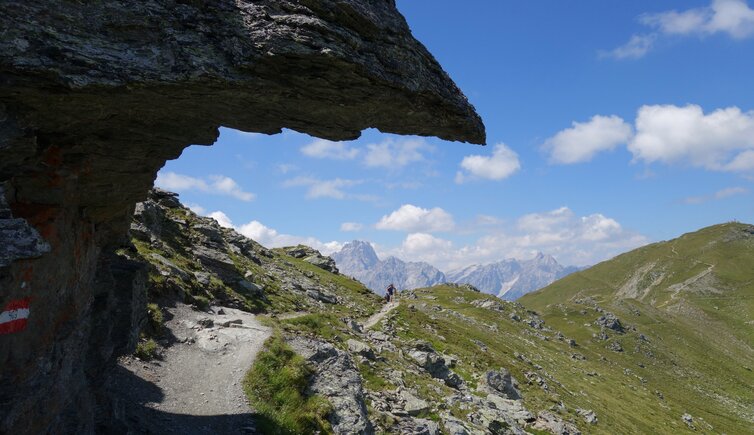 smt weg e karnischer hoehenweg bei hollbrucker spitze dahinter sextner dolomiten