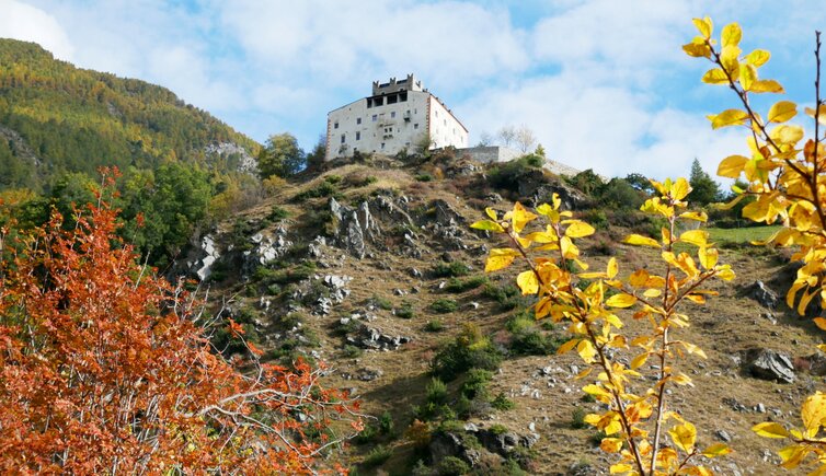 blick auf schloss schlandersberg herbst