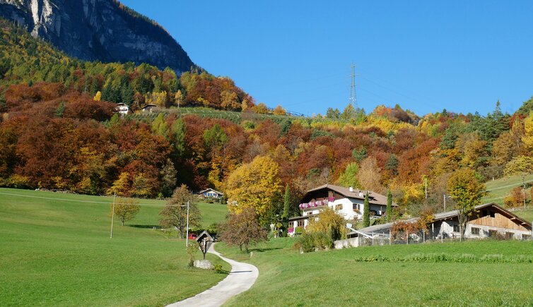 perdonig herbstlandschaft bei st vigilius kirche und gasthaus wieser fr