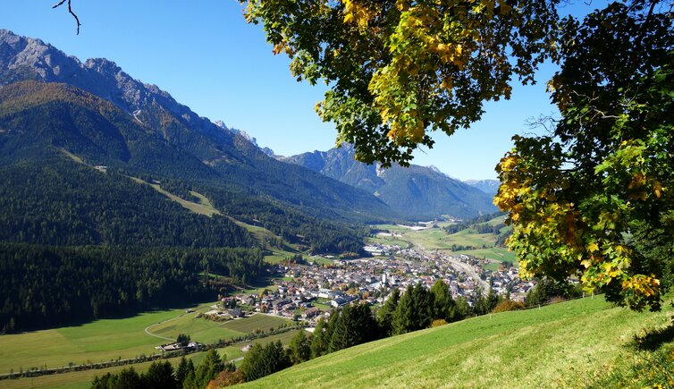 blick auf innichen pustertal herbst