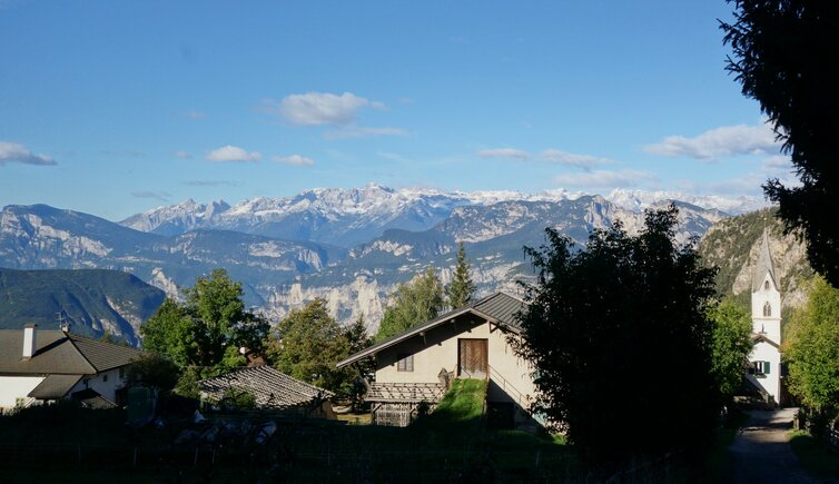 gfrill bei salurn dahinter aussicht paganella bis wiggerspitz und brentagruppe