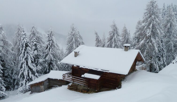 drei schupfen huetten winter schnee karerpass