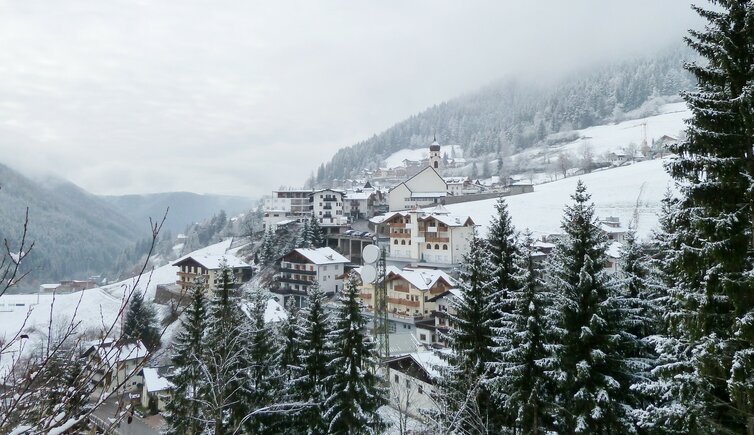 welschnofen dorf winter schnee wolken nebel