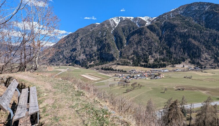 blick richtung tal vinschgau vom waalweg sonnensteig auf halbweg
