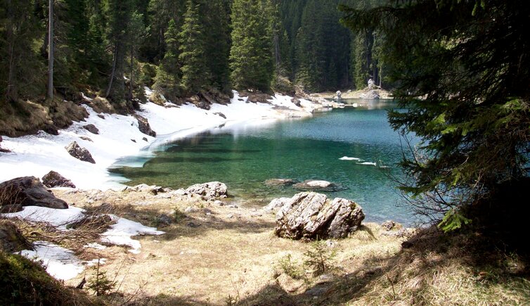 Wanderung karersee karer see mit schnee