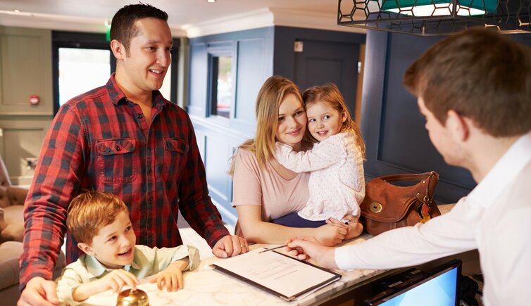 familie personen check in hotel