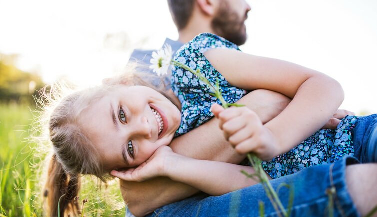 kind familie personen wiese
