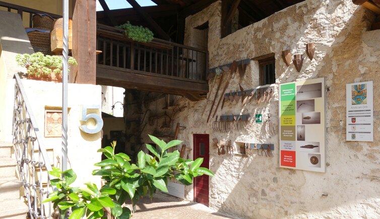 museum zeitreise mensch kurtatsch innenhof keller