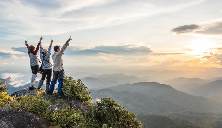 wandern berg himmel freude gluecklich personen marketing