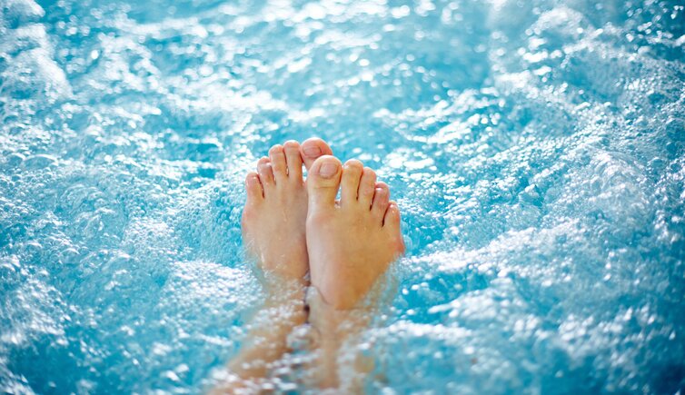 wasser fuesse schwimmen relax wellness therme